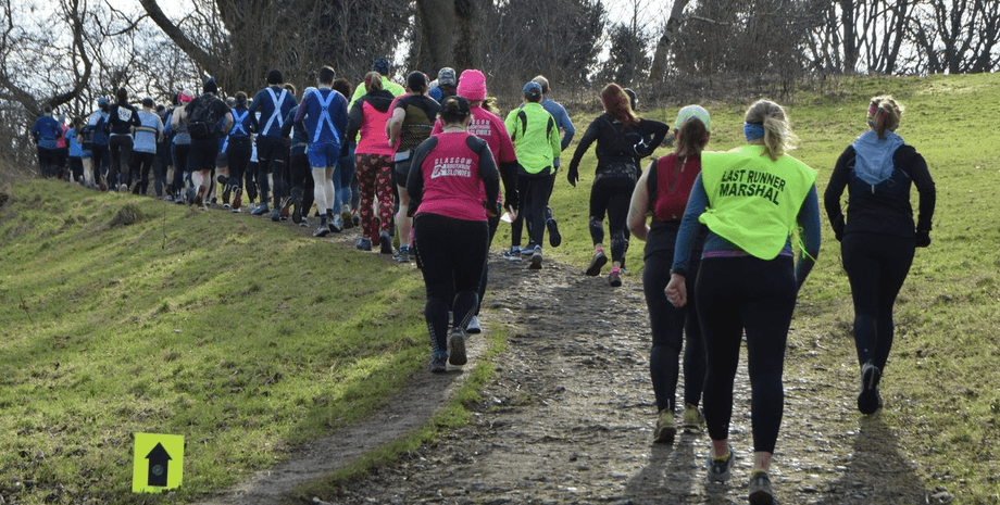 Жінка обдурила бігунів, вирішила пожартувати, марафон, бігли марафон, побігли в інший бік, спорт, біг, змагання з бігу