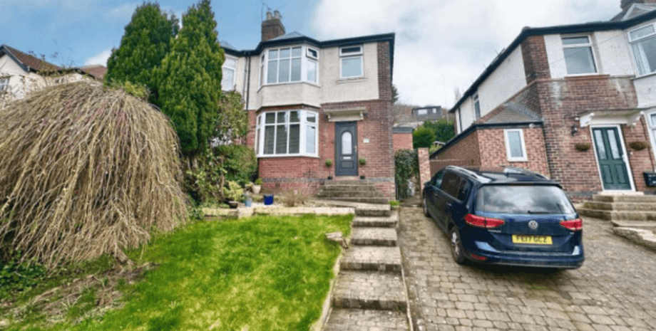 Фасад двоквартирного будинку в Шеффілді, виставленого на продаж за 350 тисяч фунтів