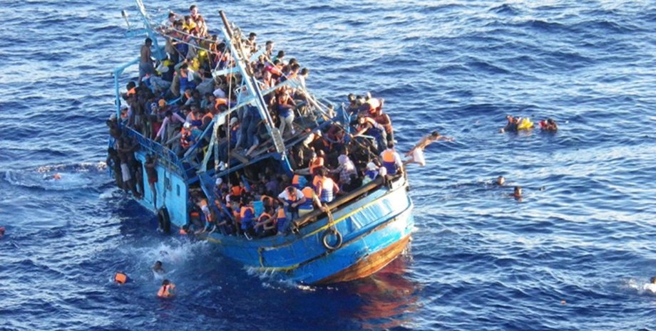 Лодка с мигрантами в Средиземноморье / Фото: jyllands-posten.dk