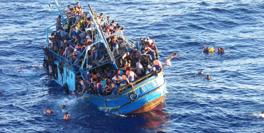 Лодка с мигрантами в Средиземноморье / Фото: jyllands-posten.dk