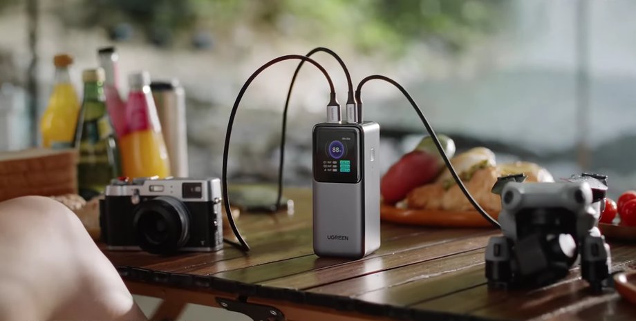 Павербанк заряджає смартфон, фотоаппарат та відеокамеру на курорті