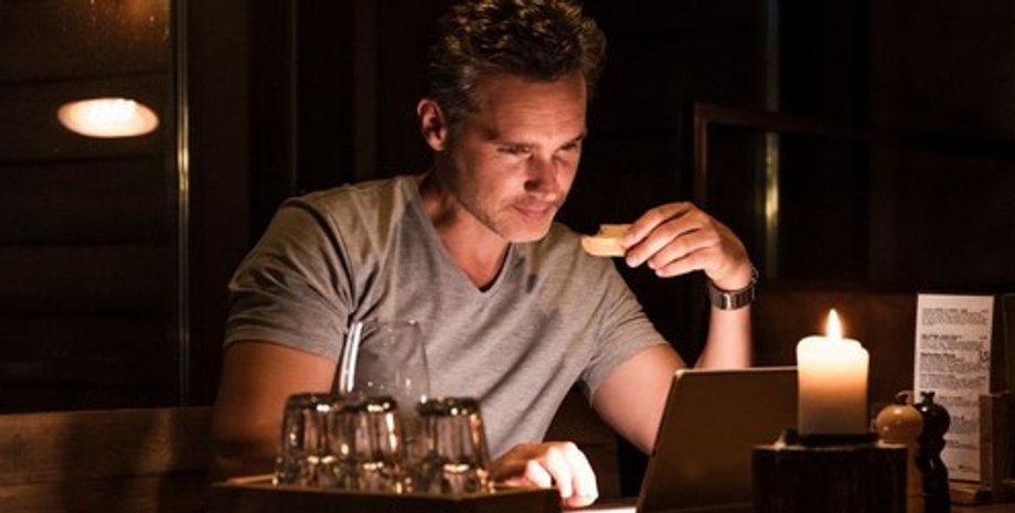 нічний прийом їжі, чоловік, їжа