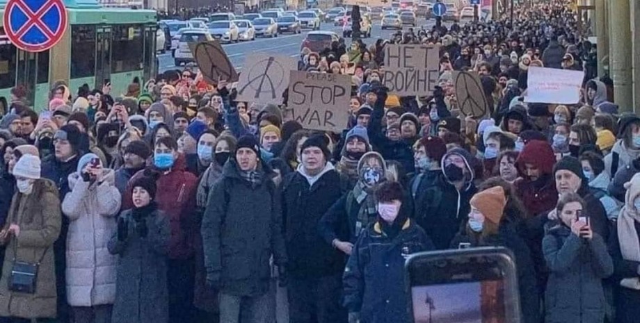 У Росії протести стали масовими, затримано понад тисячу людей