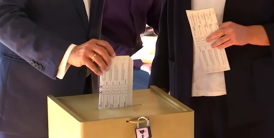 Політик Борн намалював свастику на бюлетені