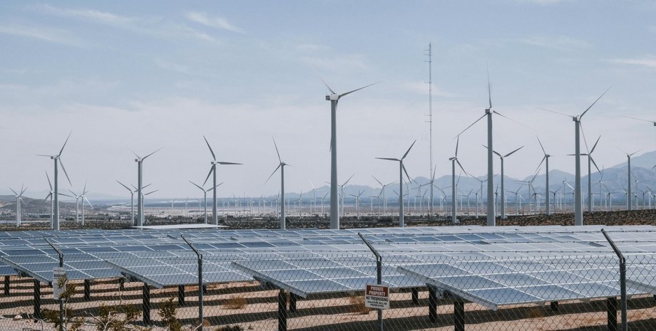 Сонячні панелі, вітряні турбіни, енергія, фото