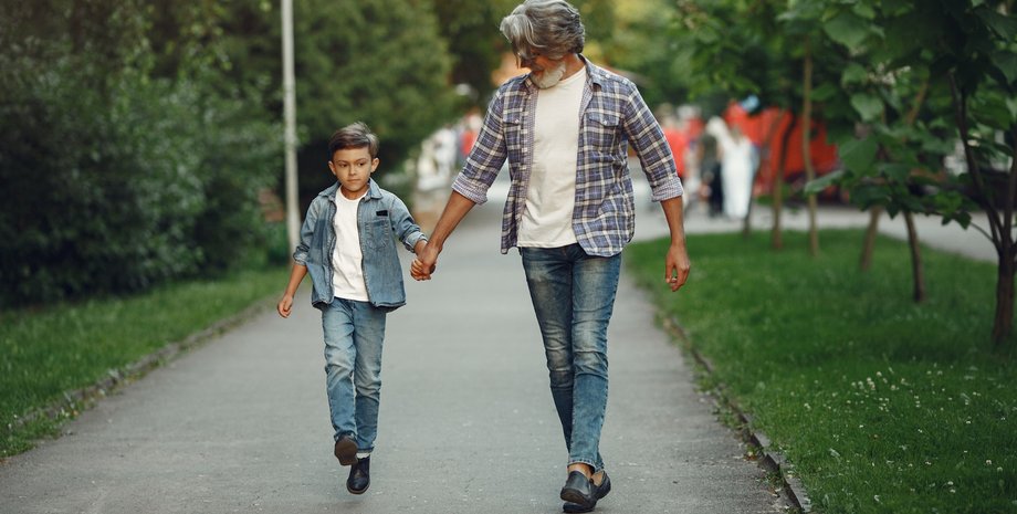 Малюк загадково зник із дитсадка через дідуся: той випадково забрав чужу дитину