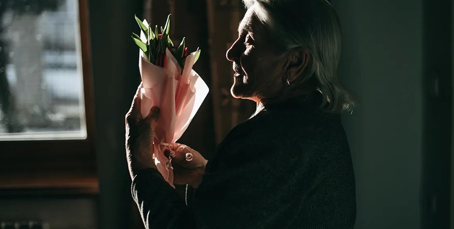 літня жінка