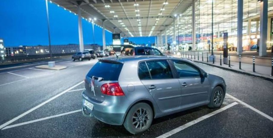 Машину на рік забули на парковці, парковка, стоянка, рекордний борг за стоянку, забув на рік машину, парковка в аеропорту