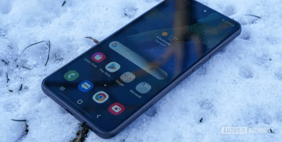 Смартфон на cнегу, смартфон на морозе