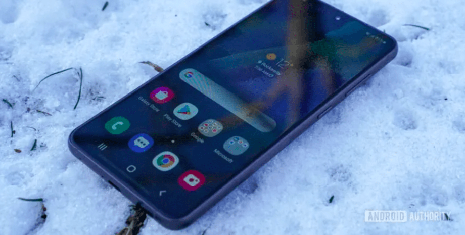 Смартфон Android в cнегу Смартфон на cнегу, смартфон на морозе