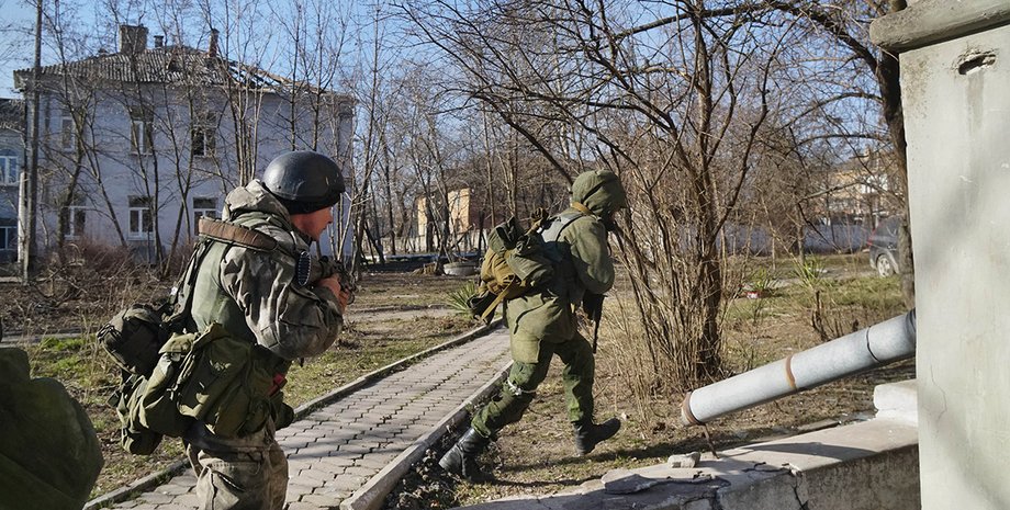 Изображение двух российских военных