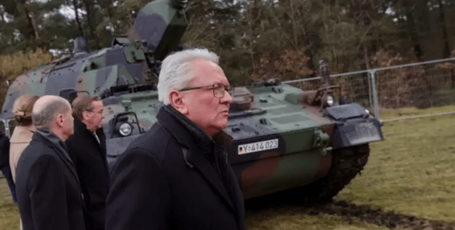 Мужчины у танка