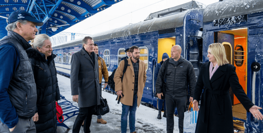 приезд делегации в Киев, посол США Бриджит Бринк, Конгресс США, председатель комитета по разведке, Палата представителей