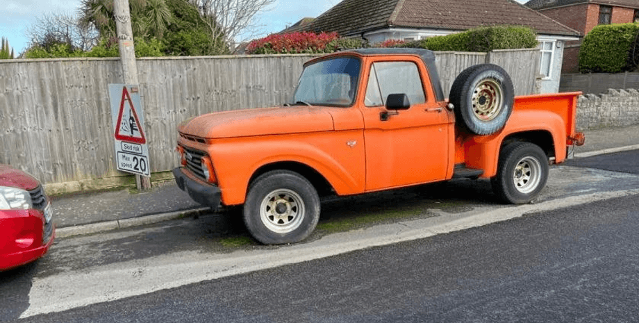 Ремонт дороги в Британії, асфальт, поклала асфальт, нова дорога, курйози, машина, автомобіль, покинута машина, новий асфальт