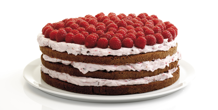 Прикрасити торт можна тертим шоколадом, фрктами чи ягодами