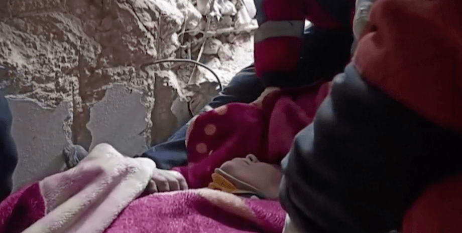 Спасли женщину из-под завалов в Турции