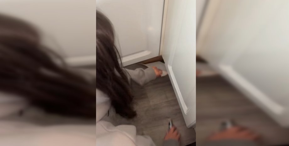 Під сірим лінолеумом ховалася біло-зелена кахельна плитка