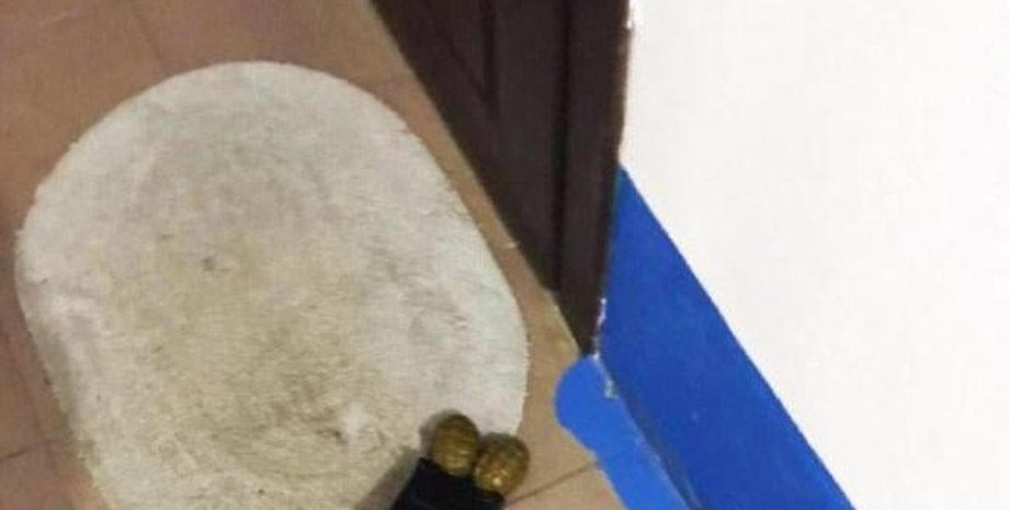 две гранаты, дверь квартиры