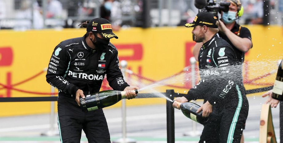 Льюис Хэмилтон (слева) и Валттери Боттас. Фото: Чарльз Коутс / Motorsport Images
