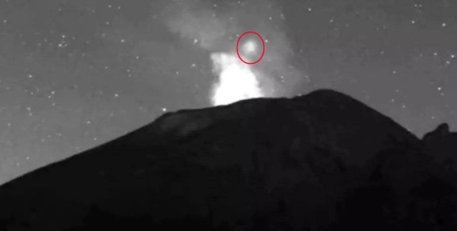Яркий шар света, похожий на НЛО, зависает над кратером действующего вулкана Попокатепетль ночью