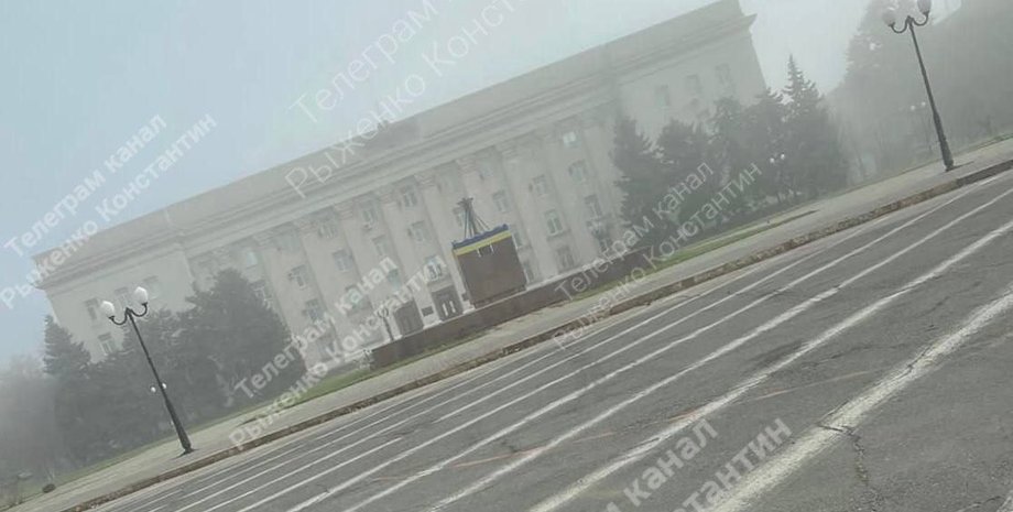 центр херсона, флаг украины, флаг украины в херсоне