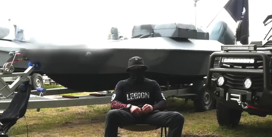 Боєць ГУР Дев'ятий з морським дроном Катран