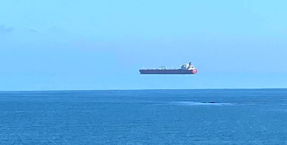 Люди помітили "корабель-привид" корабель у повітрі над морем