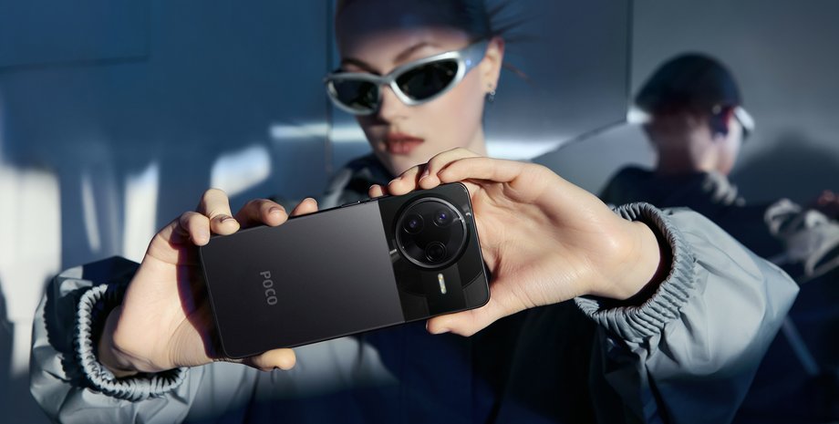 Смартфон POCO F7 Pro в руках