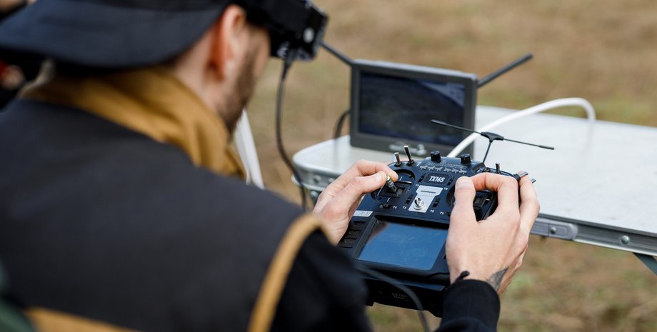 Оператор управляет дроном