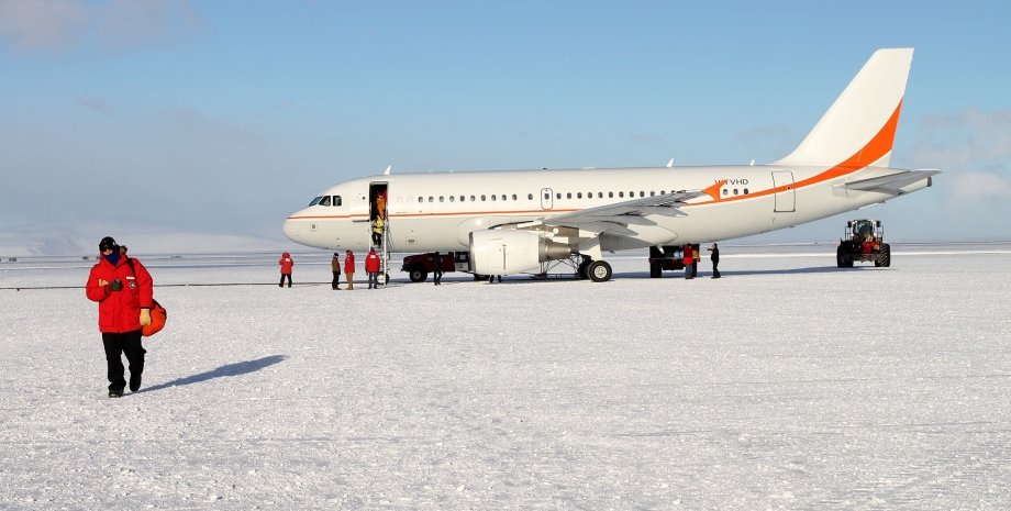 Самолет, прибывший на станцию Мак-Мердо в Антарктиде Самолет, станция Мак-Мердо, Антарктида, сексуальное насилие, США, фото