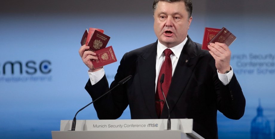 Петр Порошенко с паспортами российских военных из Донбасса / Фото: Getty Images