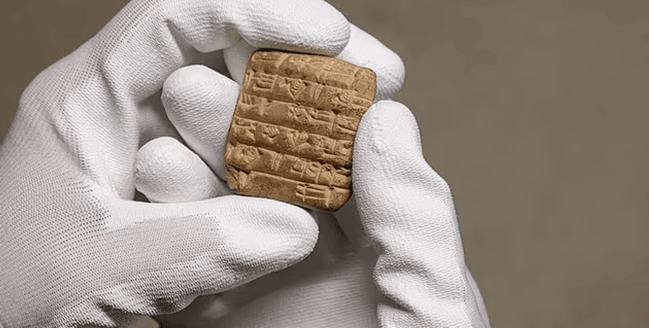 древние клинописные таблички, расшифровка древних языков, искусственный интеллект в археологии, история Месопотамии, ИИ расшифровывает древние тексты, искусственный интеллект в археологии