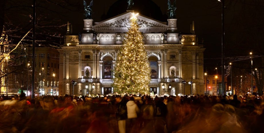 Не обійшлося без скандалів: топ-6 головних ялинок України в 2025