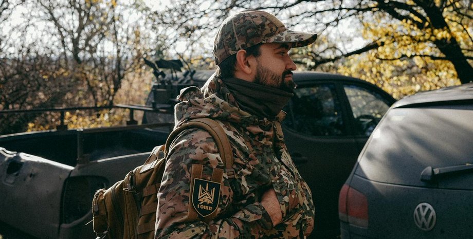 Військовий 1-го окремого штурмового полку з позивним “Айтішник” на бойовому виїзді