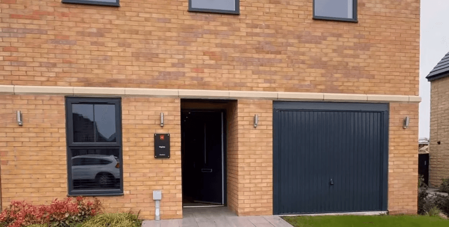 Новый дом, вирусное фото, ошибка при строительстве, курьезы, соцсети, комментарии в соцсетях, сад, дорожка, газон, гараж