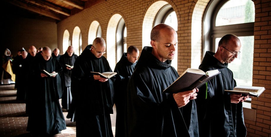 Монахи-бенедиктинцы, монахи, католические монахи, жизнь монахов, святой бенедикт