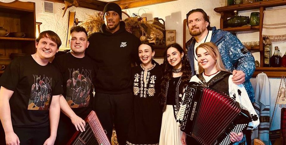 Усик привез Джошуа в Киев