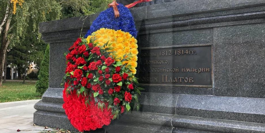Москва, Цветы у памятника, желто-синие цветы