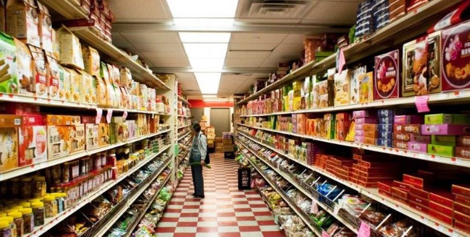 Бабушку закрыли на ночь в супермаркете, работников заведения и представителей полиции удивило то, что она там делала