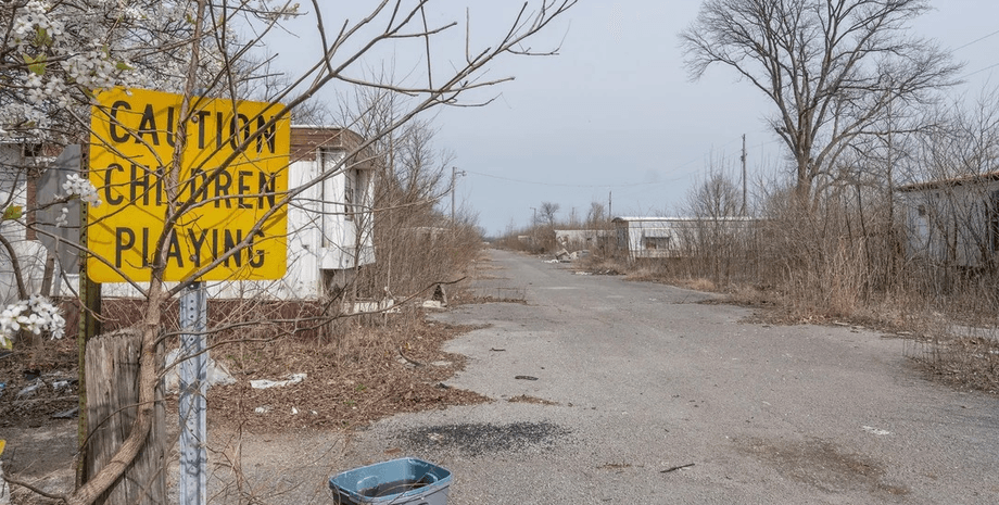 Все исчезли за один день: блогер обнаружил заброшенный район города с пустыми улицами (фото, видео)