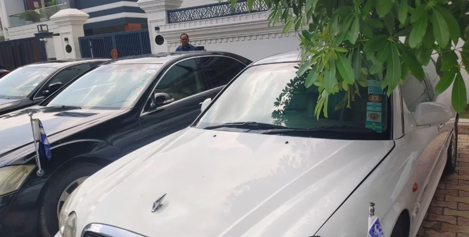 Індієць 9 років видавав себе за посла неіснуючих або невизнаних країн, видавав візи та шахраював, розповіло The New York Times