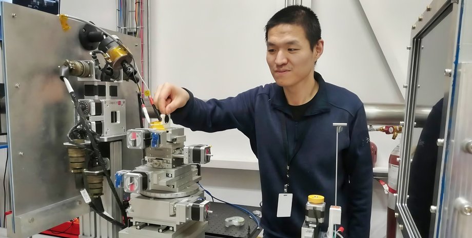 Інженер Чжисяо Сюй з батареєю в лабораторії Альбертського університету