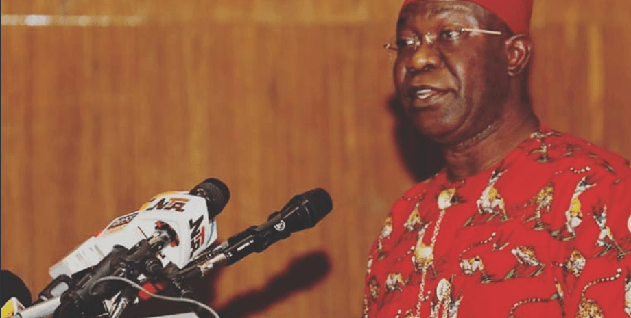 Мужчина, сенатор, политик, дипломат, Айк Экверемаду