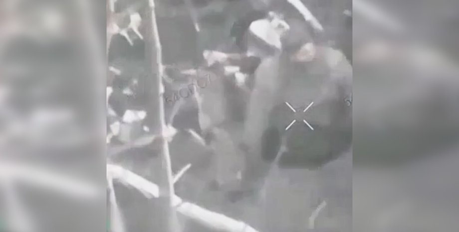 фото російського військового в трубі на Сумському напрямку