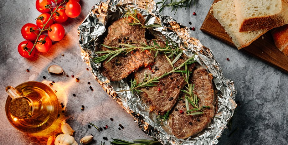 еда, стейки, стейки в фольге. запеченное мясо