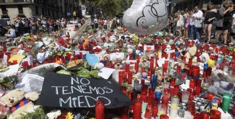 Мемориал на бульваре Ла Рамбла в Барселоне / Фото: publimetro.cl