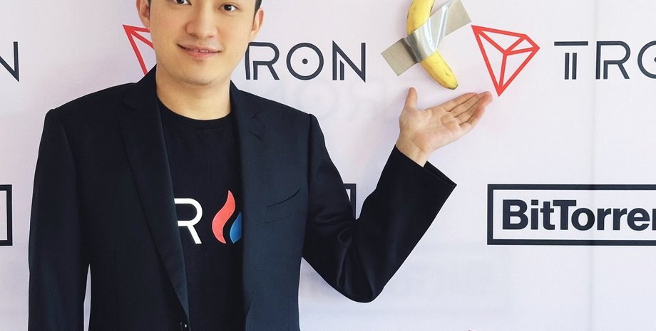 джастин сан, банан, банан на стене, банан аукцион