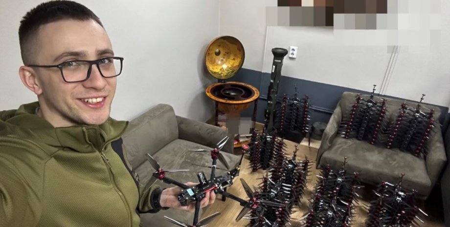 Волонтер Сергій Стрененко тримає в руках дрон