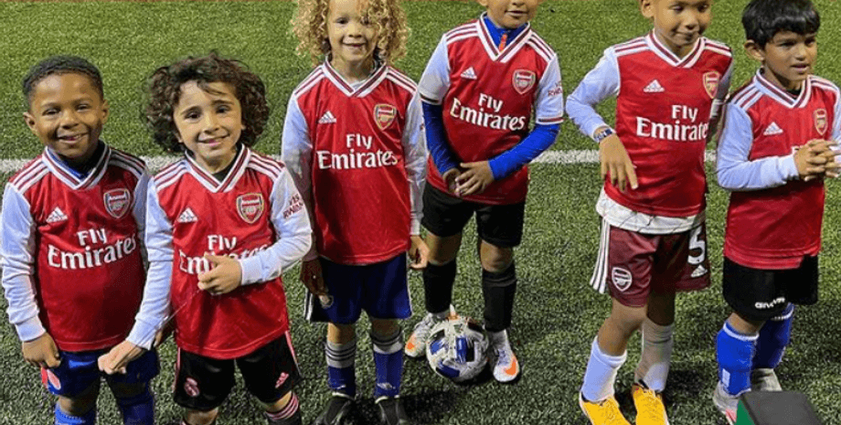 футболисты, поле