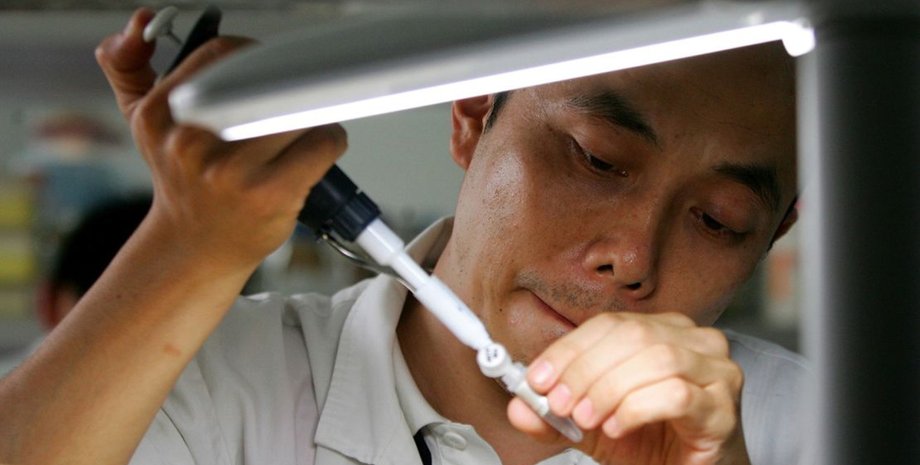 Китайский специалист работает с образцами ДНК в лаборатории